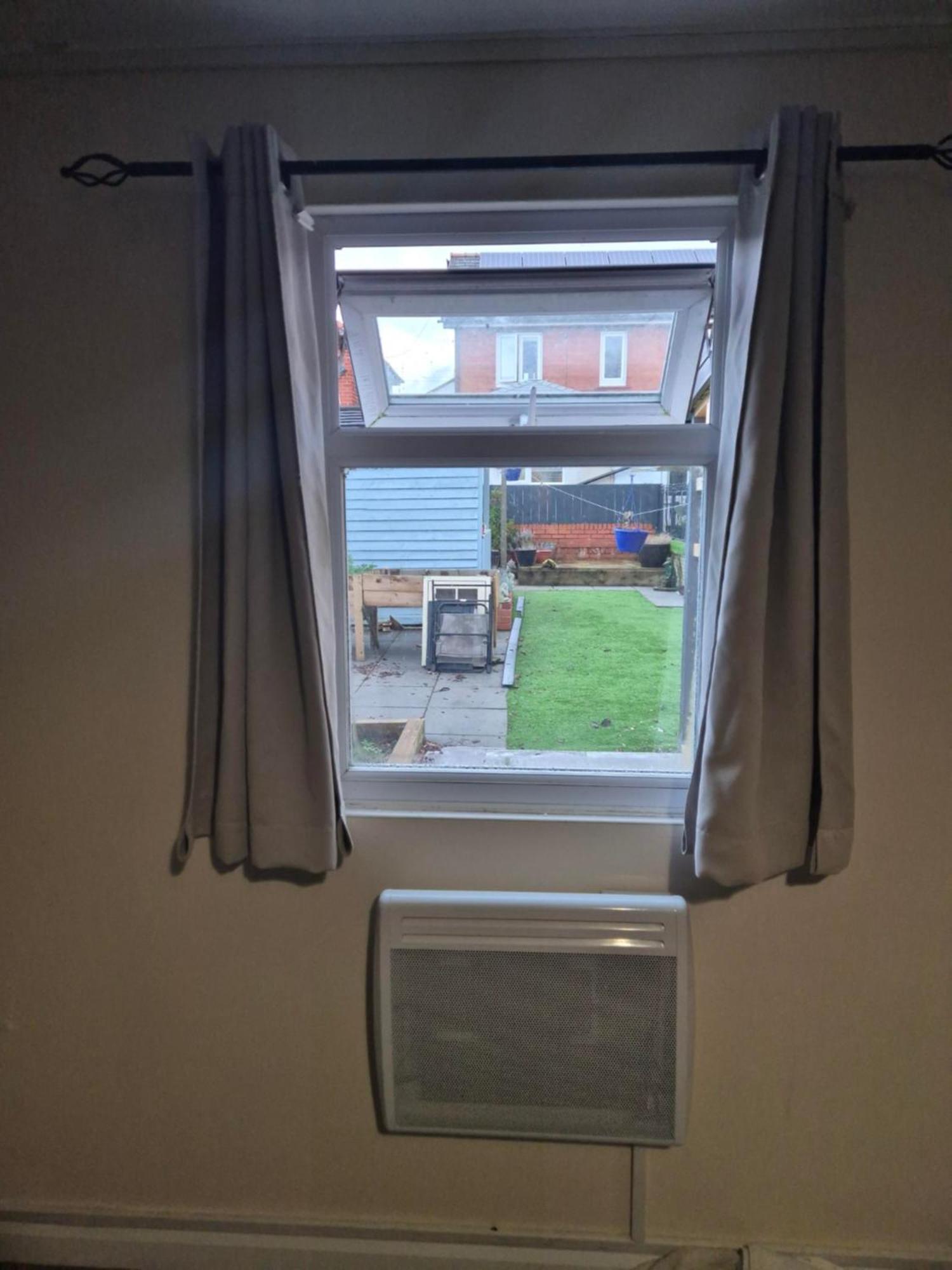Accomadation 렉섬 외부 사진