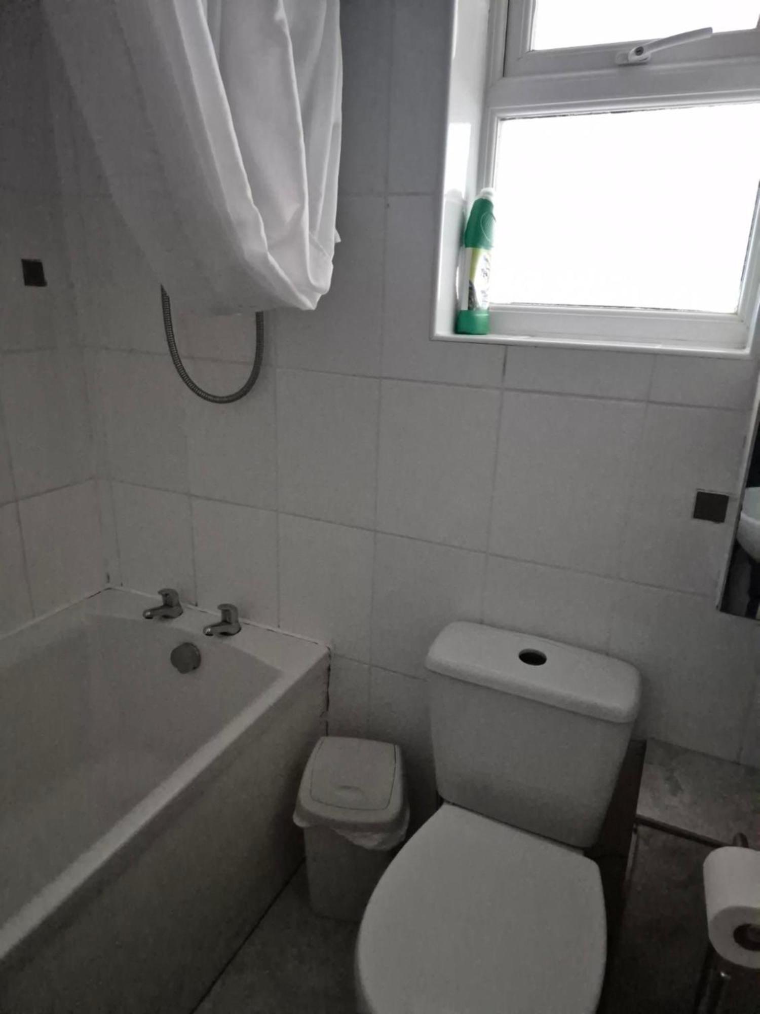 Accomadation 렉섬 외부 사진