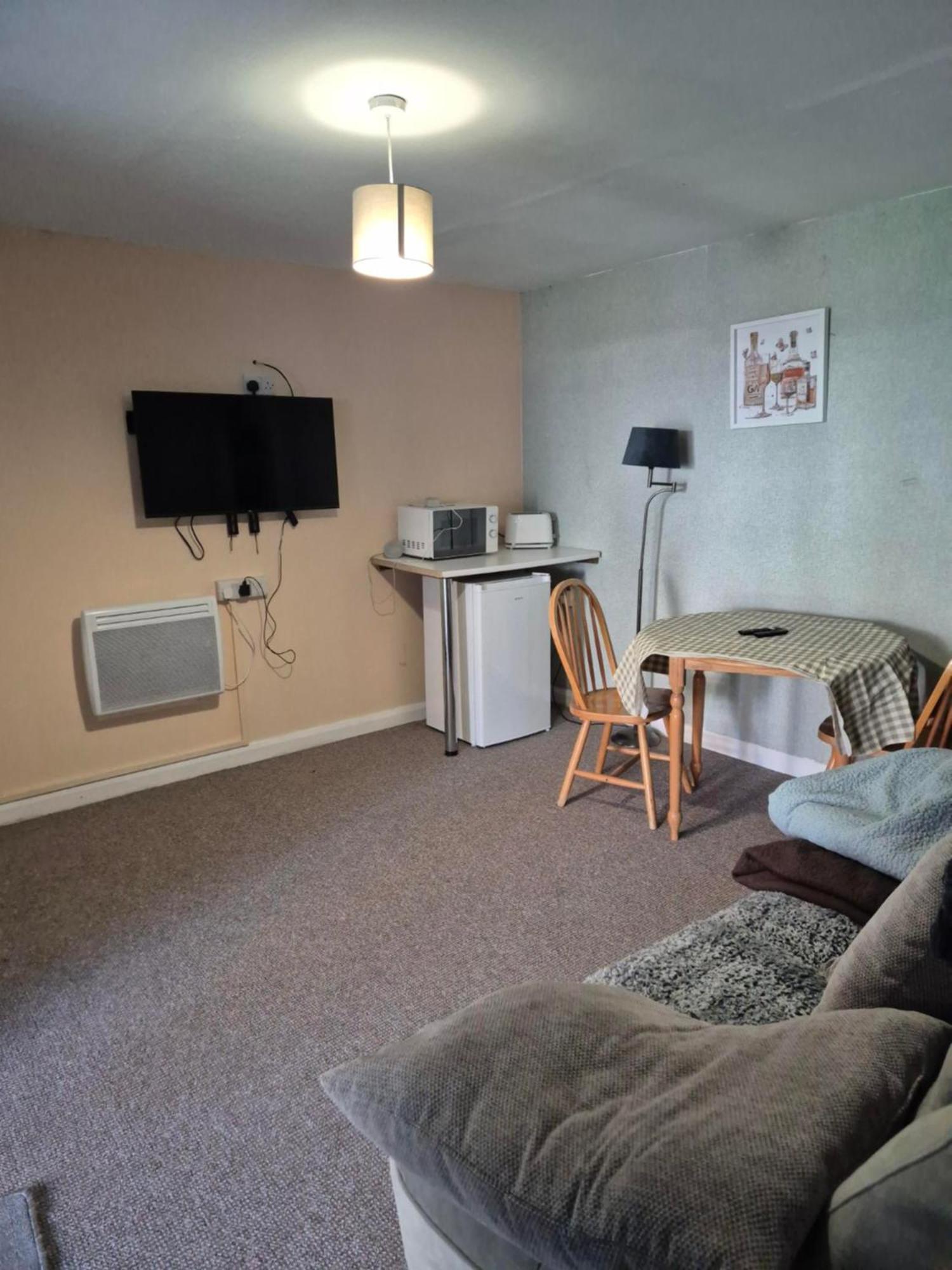 Accomadation 렉섬 외부 사진