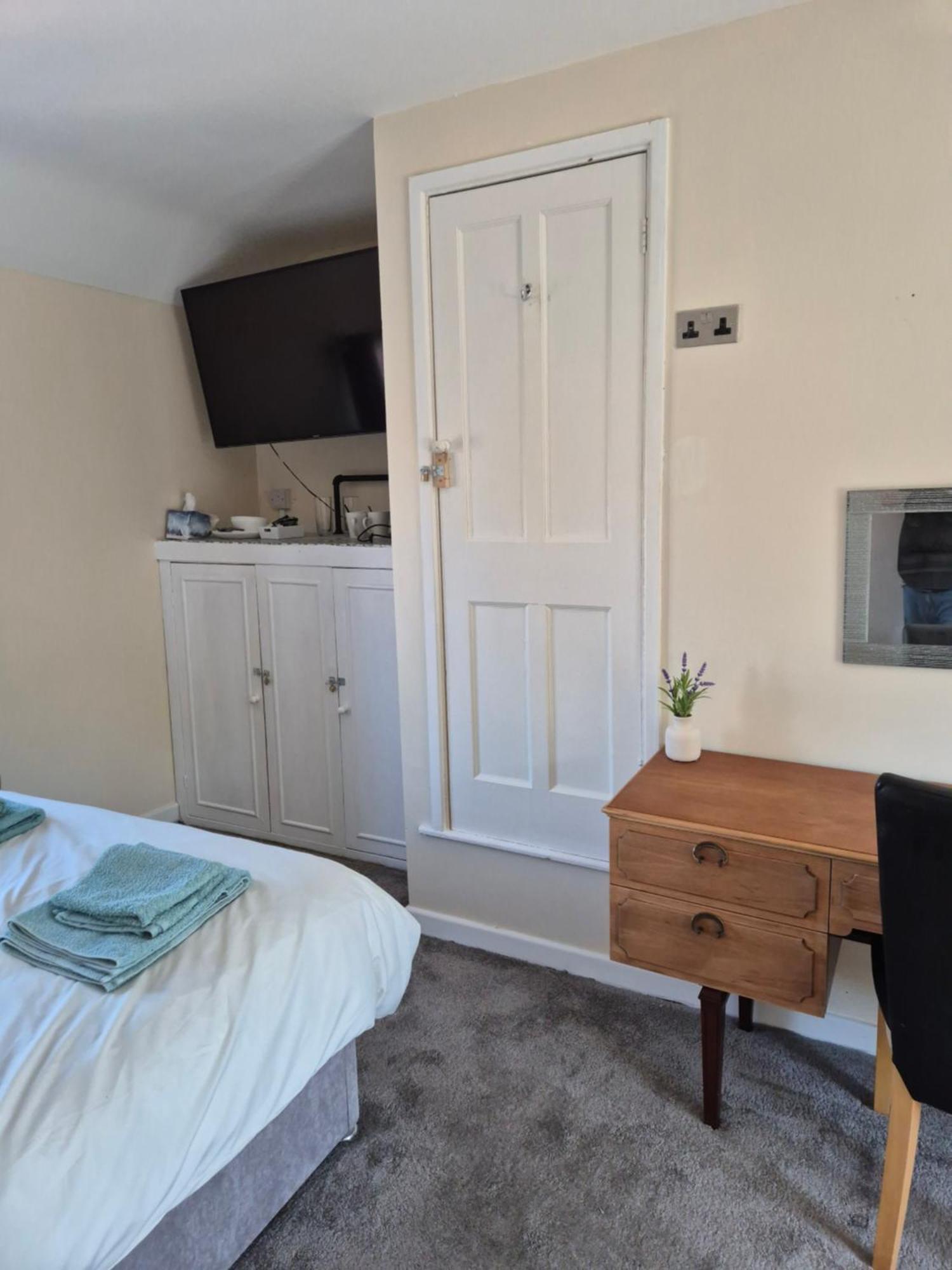 Accomadation 렉섬 외부 사진