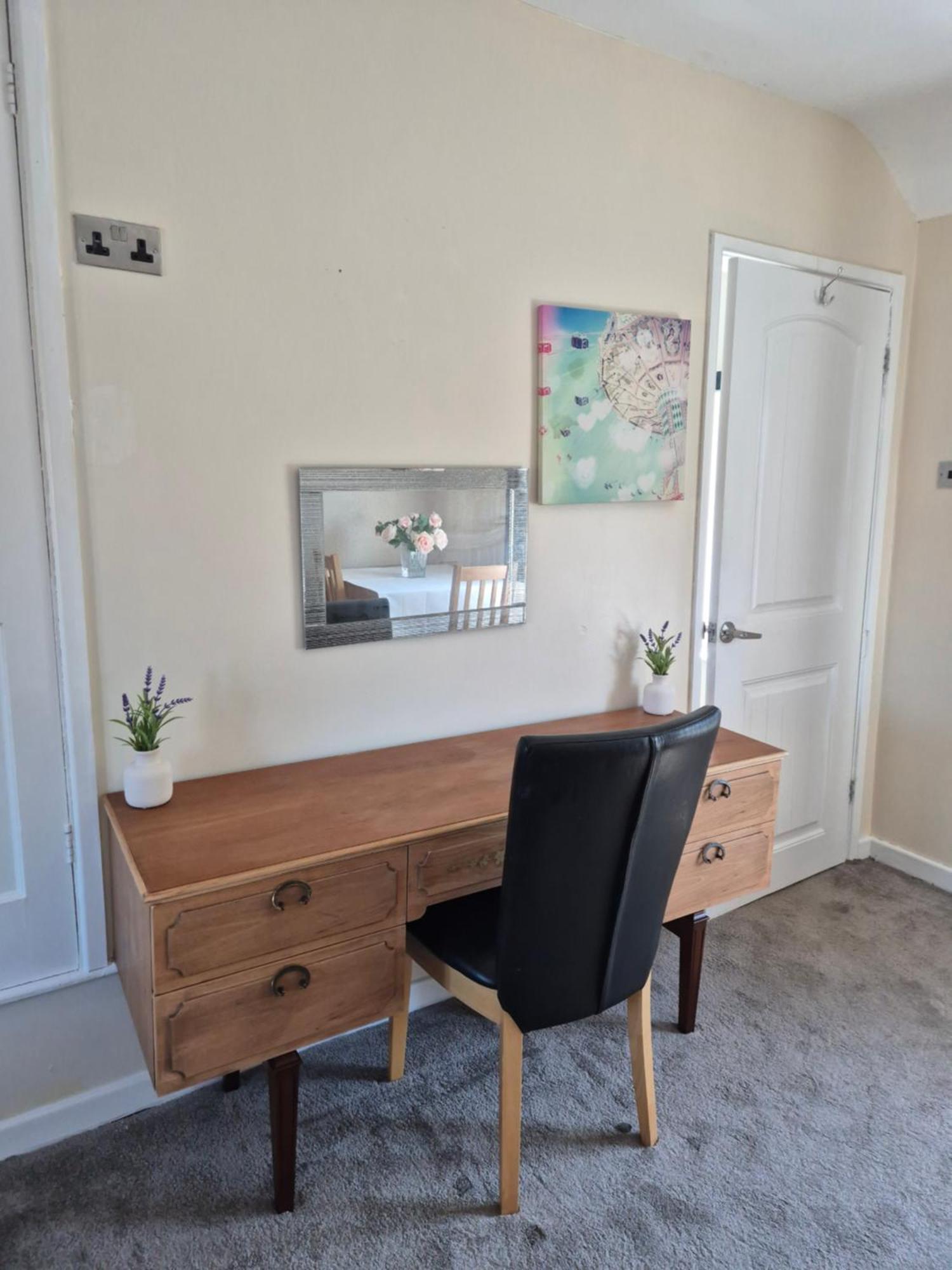 Accomadation 렉섬 외부 사진